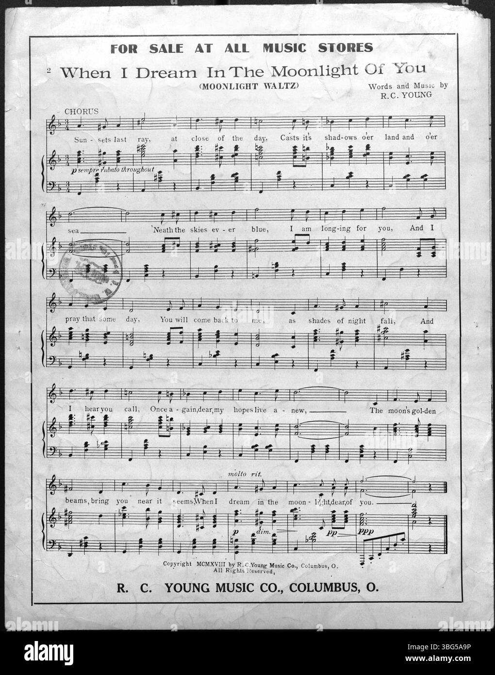 Cette couverture de 1918 de « In Dear Old China Town » représente des voiliers chinois dans le port avec des bâtiments en arrière-plan, reflétant l'importance historique et culturelle de Chinatown. Banque D'Images