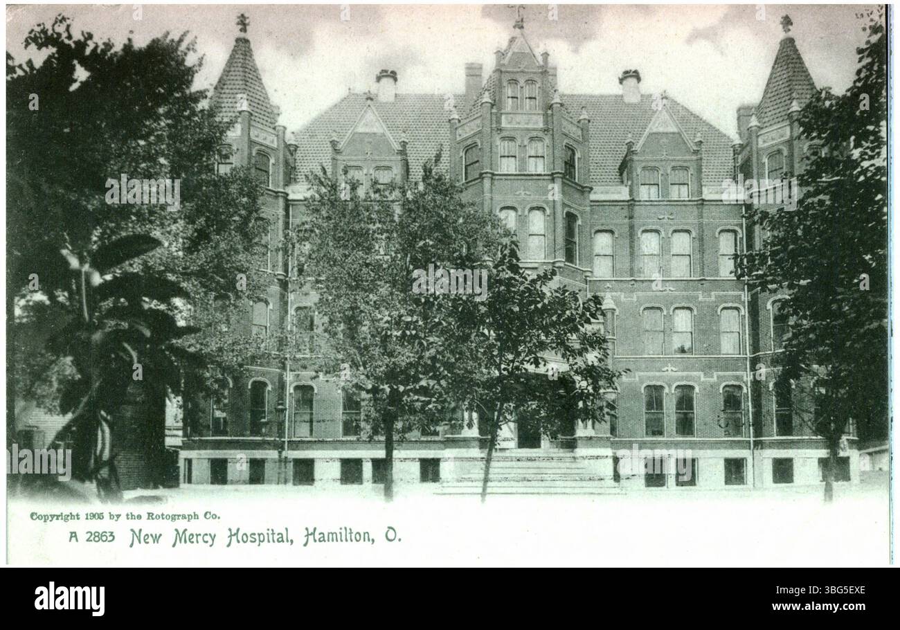 L'image montre le New Mercy Hospital de Hamilton, Ohio, prise en 1909. L'hôpital était un établissement médical important dans la ville au début du XXe siècle. Banque D'Images