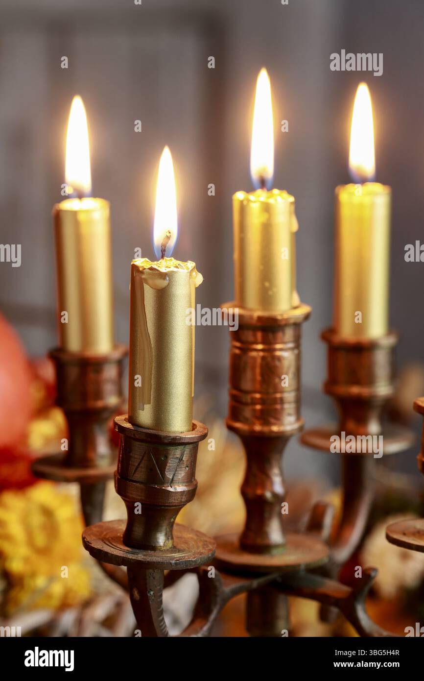 Un chandelier à l'ancienne avec des bougies dorées au milieu des décorations de table d'automne. Décor de fête Banque D'Images