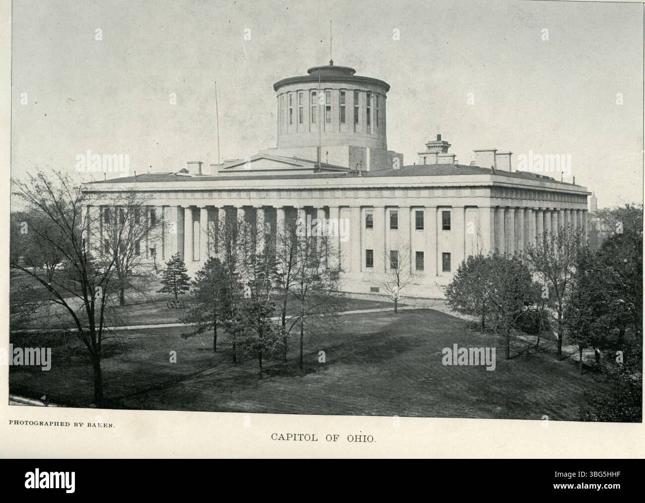 Cette photographie de 1892 montre une vue nord-est de l'Ohio Statehouse, un bâtiment historique important à Columbus, Ohio, connu pour son architecture et comme le centre du gouvernement de l'État de l'Ohio. Banque D'Images