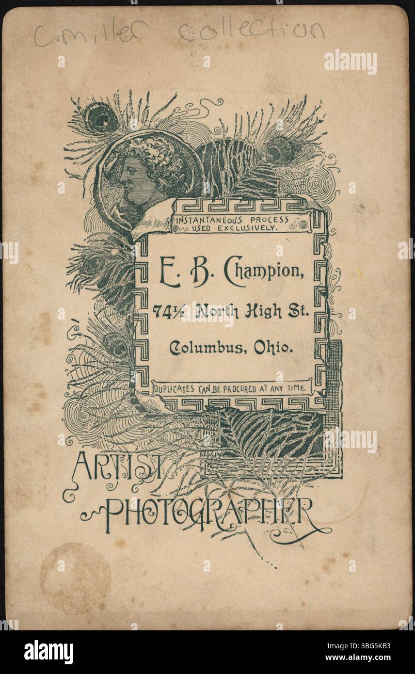 Cette photographie montre une femme portant un capelet en dentelle orné de fleurs. Elle a les cheveux bouclés attachés à l'arrière, décoré de plus de fleurs, et porte des boucles d'oreilles, un collier et une chaîne de montre. La photo a été prise par Edward B. Champion, un photographe de l'Ohio, connu pour son travail de la fin des années 1800 au début des années 1900 Banque D'Images