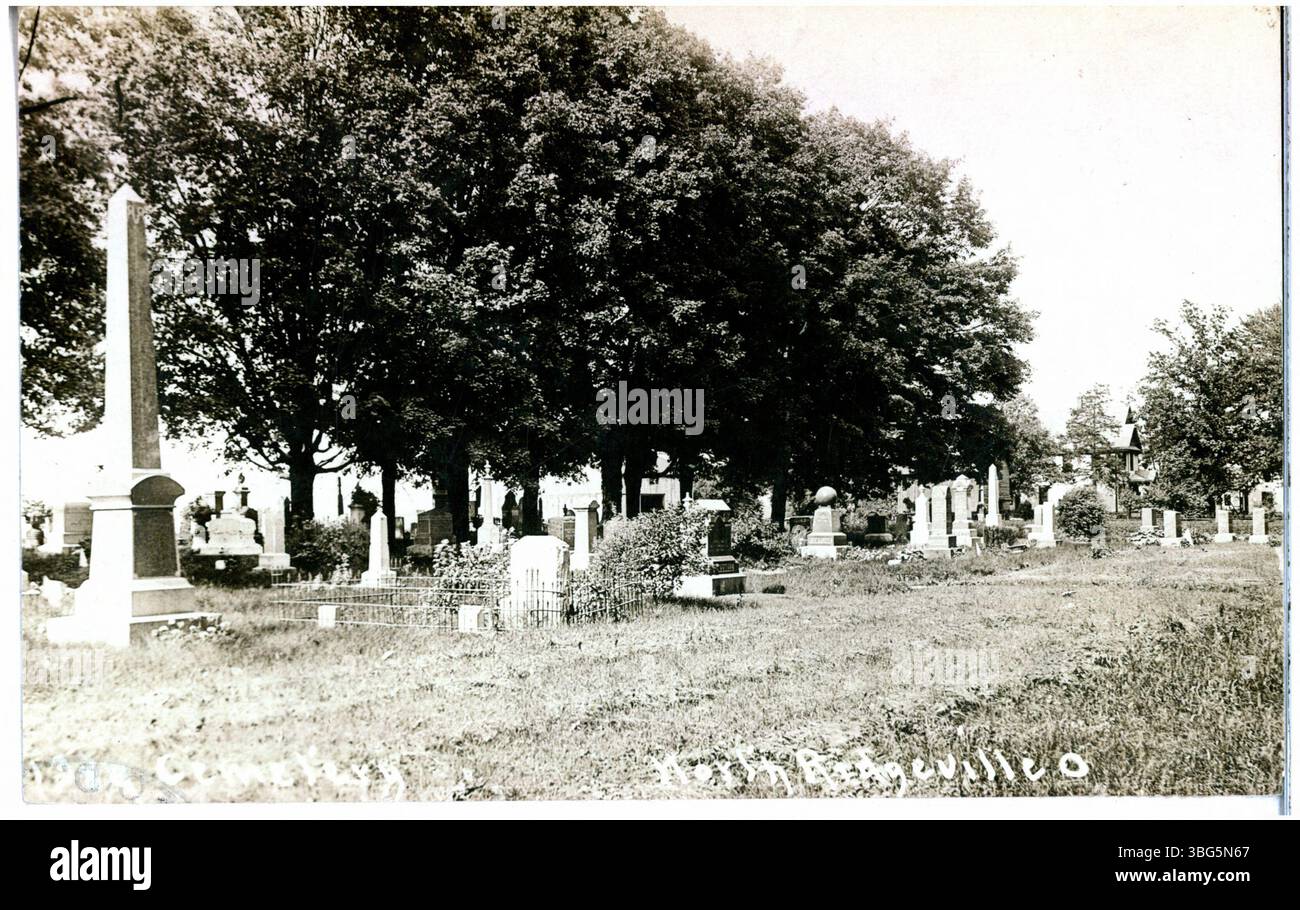 Carte postale en noir et blanc représentant le cimetière de Ridgeville à North Ridgeville, Ohio, montrant des pierres tombales et un paysage calme typique de la disposition du cimetière. Banque D'Images