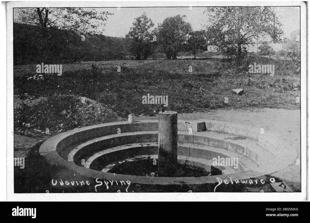 La source d'Odovine dans le Delaware, Ohio, capturée en 1910. L'image montre le printemps, qui était un point de repère local important dans le Delaware, Ohio. Banque D'Images