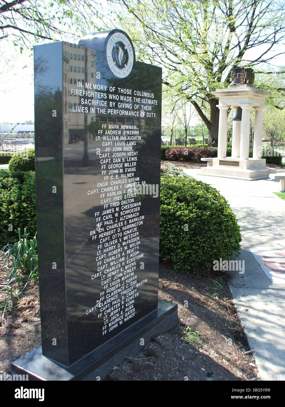 Des photographies en couleur prises le 29 avril 2007 montrent le monument commémoratif du service des incendies de Columbus au Battelle Riverfront Park. Il honore les pompiers tombés avec une flamme éternelle, des croix maltaises en bronze et des monuments gravés en granit. Banque D'Images