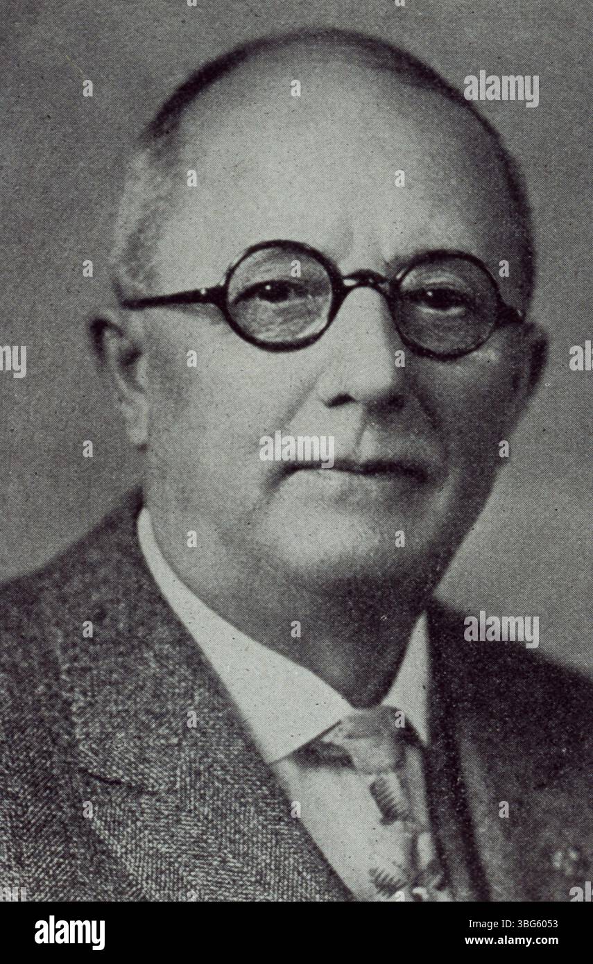 Portraits de Jean Pfeifer (1859-1947), né à Colomb d'immigrés bavarois. Il a fréquenté Columbus Business College et a travaillé pour l'imprimerie Gossman et Schulze à partir de l'âge de 14 ans. En 1891, il fonde Pfeifer et Saas avec George D. Saas, déménageant plusieurs fois sur South High Street. Pfeifer est directeur de Columbus Workhouse et siège au conseil des élections de Columbus City. Il épouse Mary F. Zengler en 1881. Banque D'Images