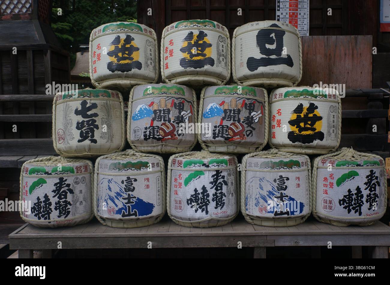 Plan captivant de fûts de saké empilés dans un style traditionnel, représentant un mélange de culture et d'histoire, créant un attrait visuel. Banque D'Images