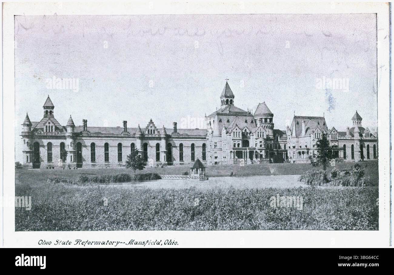 Cette photographie en noir et blanc de 1907 montre l'imposant Ohio State Reformatory à Mansfield, Ohio, avec sa grande structure en briques. Banque D'Images