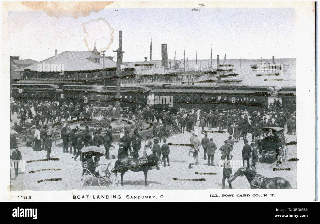 Une photographie du bateau débarquant sur le lac Érié à Sandusky, Ohio, montrant la fontaine et un train de passagers, mettant en évidence les transports et les installations récréatives dans la région. Banque D'Images
