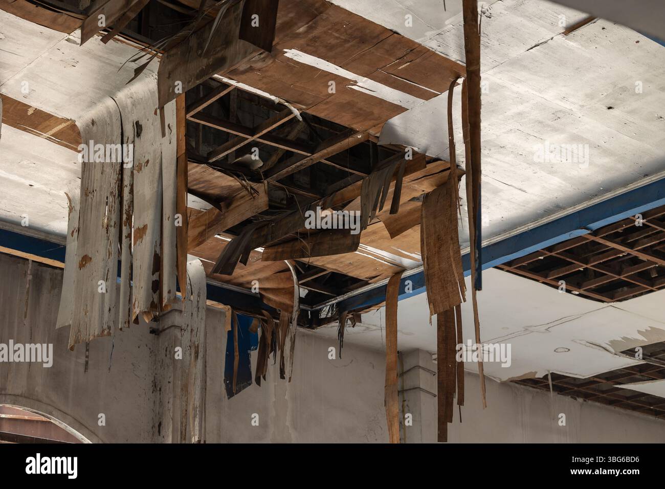 La décomposition de la ruine a endommagé le vieux plafond en contreplaqué s'effondre vers le bas, mauvaise structure de toit de bâtiment en bois Banque D'Images