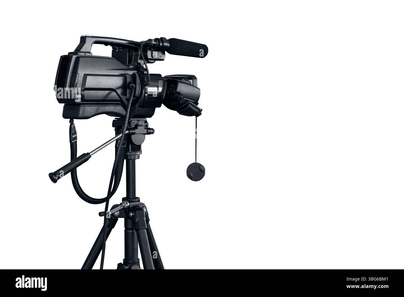 Caméra vidéo ou caméscope avec microphone en attente sur trépied isolé sur blanc pour enregistrement vdo d'événements de divertissement de scène en direct Banque D'Images