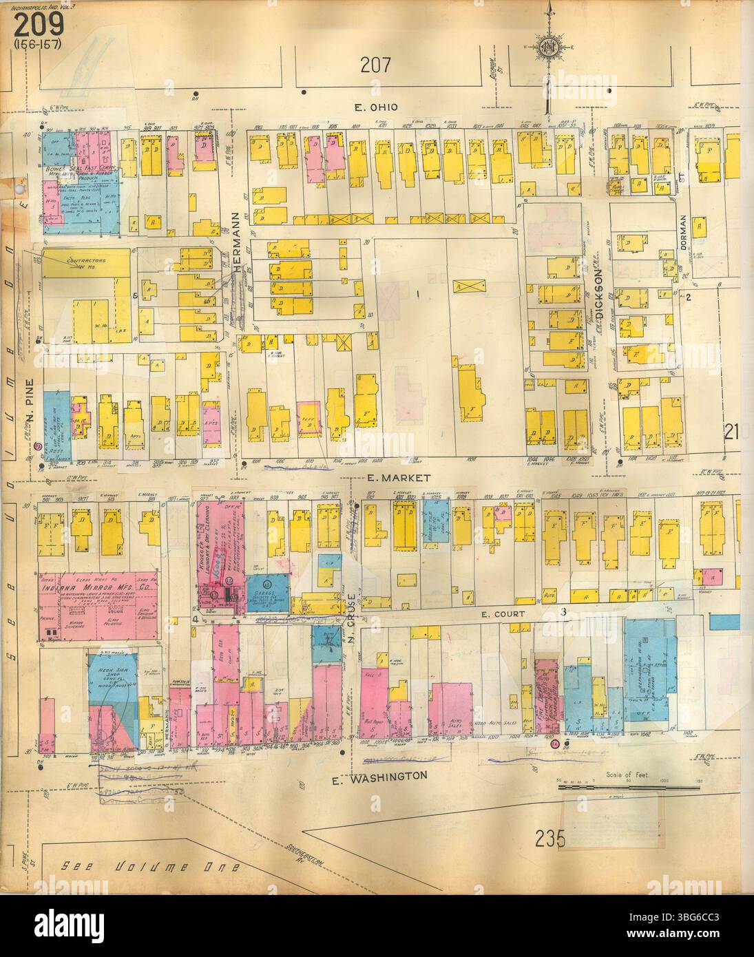 Cette carte d'assurance incendie Sanborn de 1940 d'Indianapolis, intitulée Map #209, offre un aperçu détaillé de l'infrastructure de la ville et des caractéristiques des bâtiments. Ces cartes ont été créées pour évaluer les risques d'assurance incendie et montrer l'aménagement des rues, l'utilisation des bâtiments et les matériaux de construction. La carte est une représentation historique d'Indianapolis au début du XXe siècle. Banque D'Images