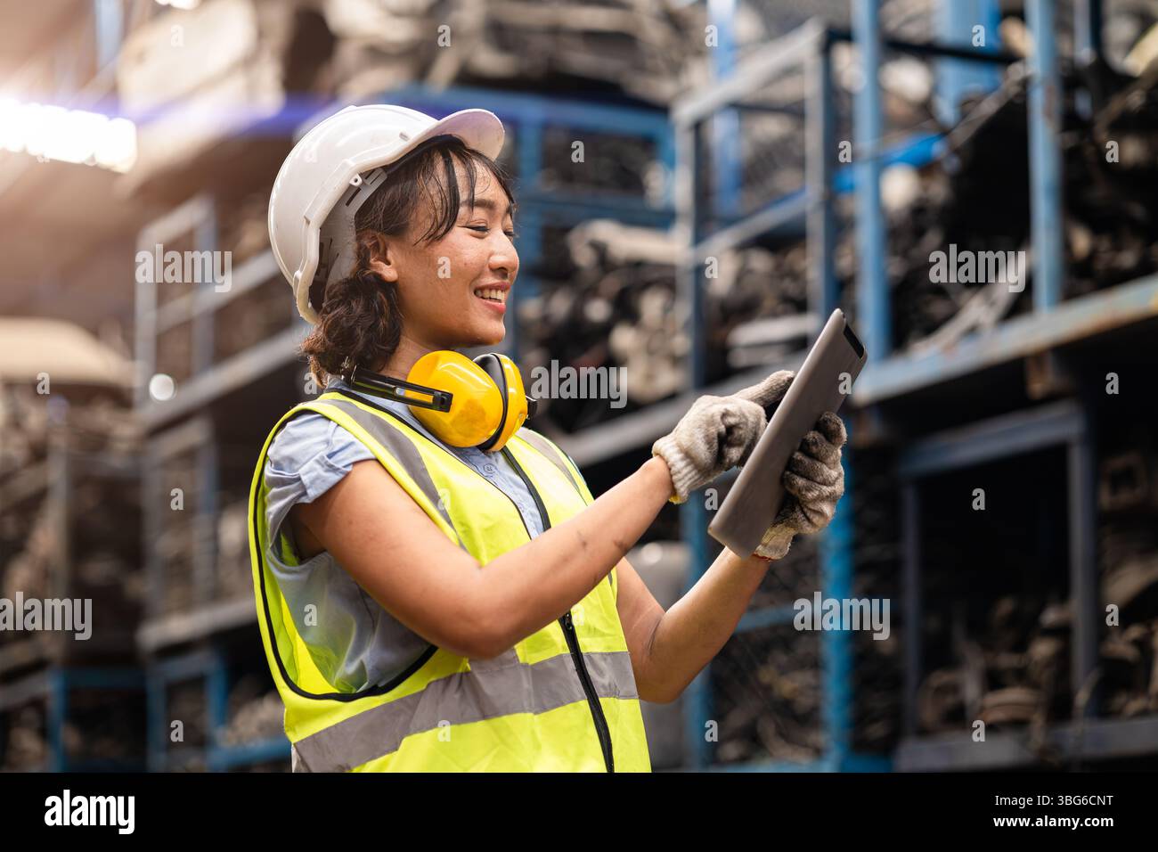 Heureux travailleur asiatique de personnel d'ingénieur de femmes aiment travailler dans l'industrie lourde d'usine. Banque D'Images