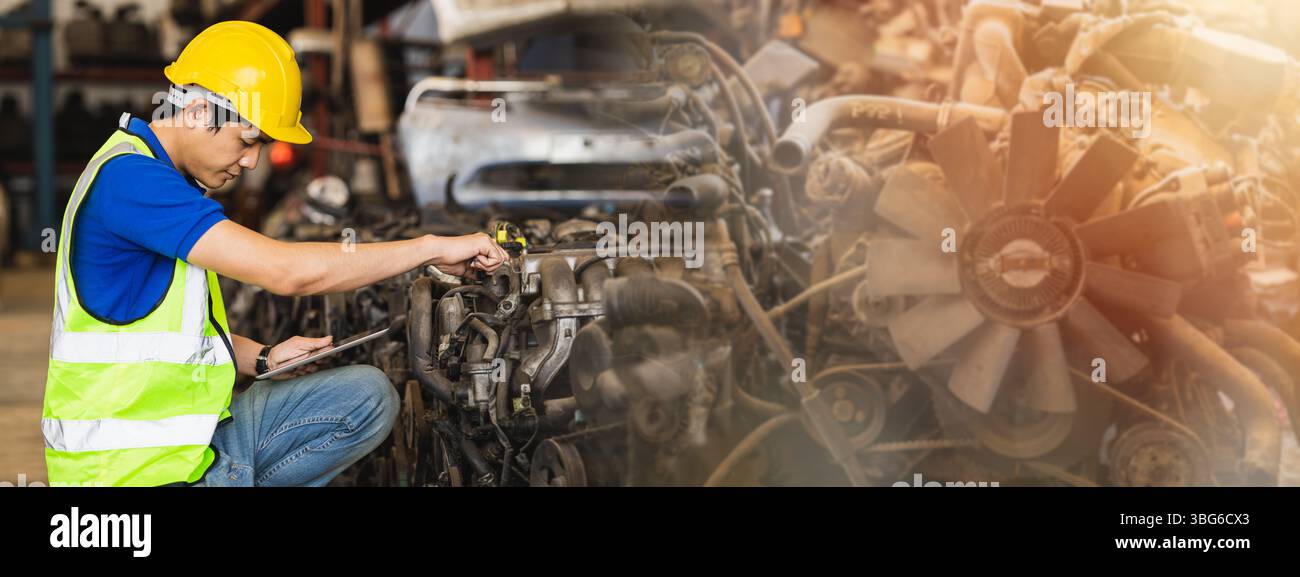 travailleur du personnel travaillant dans la déchirure avec le centre de garage d'entrepôt de pièces de rechange de vieille voiture large pour le fond de bannière Banque D'Images