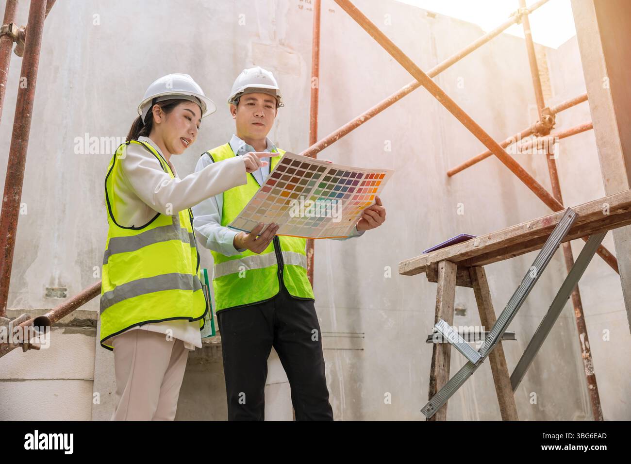 Réunion d'équipe de designer d'intérieur avec peinture de sélection de décorateur, processus de sélection de couleurs, choix de couleur de projet à la maison à partir du tableau de couleurs Banque D'Images