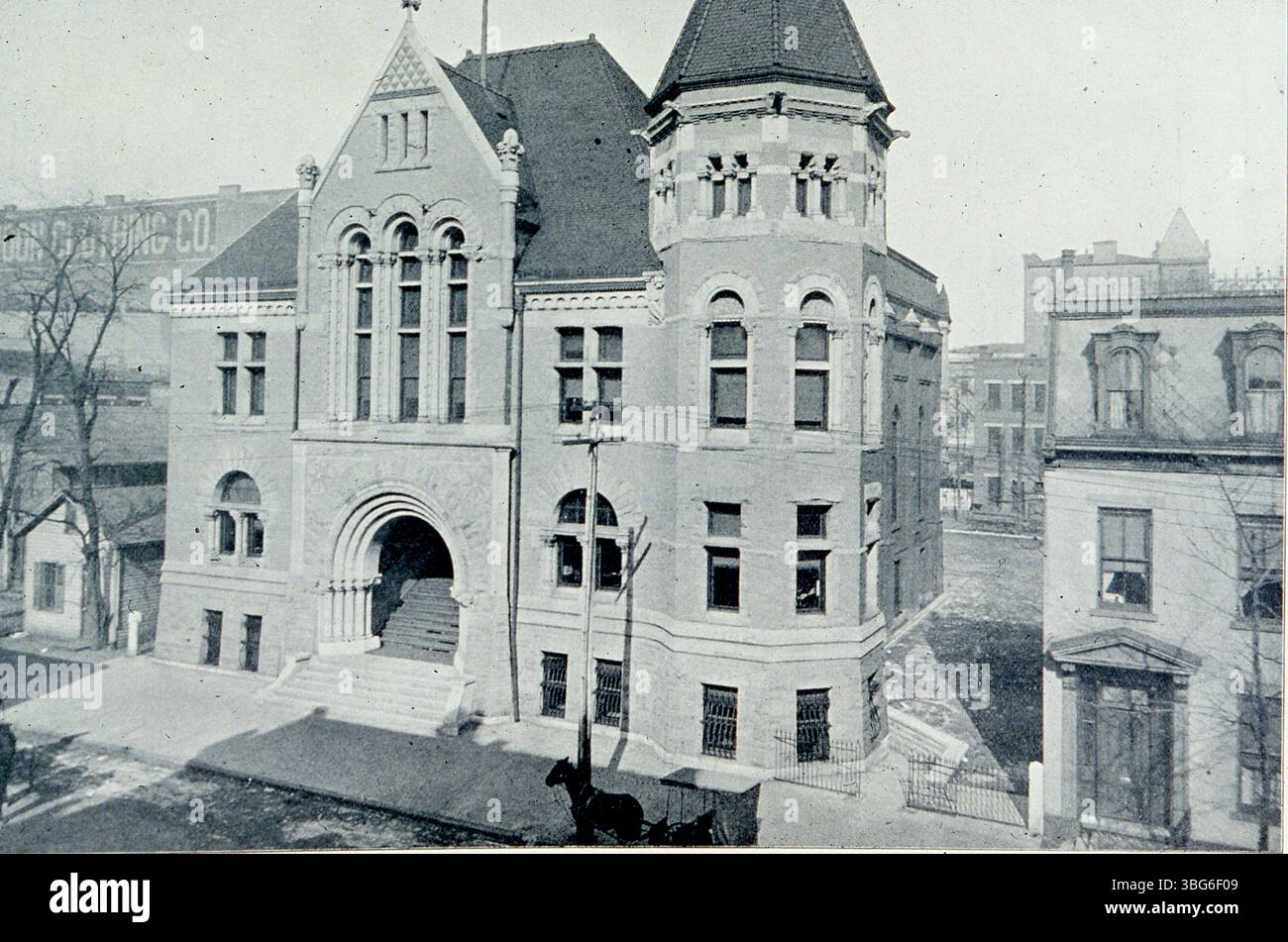 Cette photographie de 1897 montre le bâtiment de la bibliothèque de l'école publique de Columbus, construit à l'origine en 1853 sous le nom de Town Street First Methodist Episcopal Church. Il a été remodelé en 1891 et ouvert en tant que bibliothèque en 1892 avant d'être démoli vers 1928. Banque D'Images