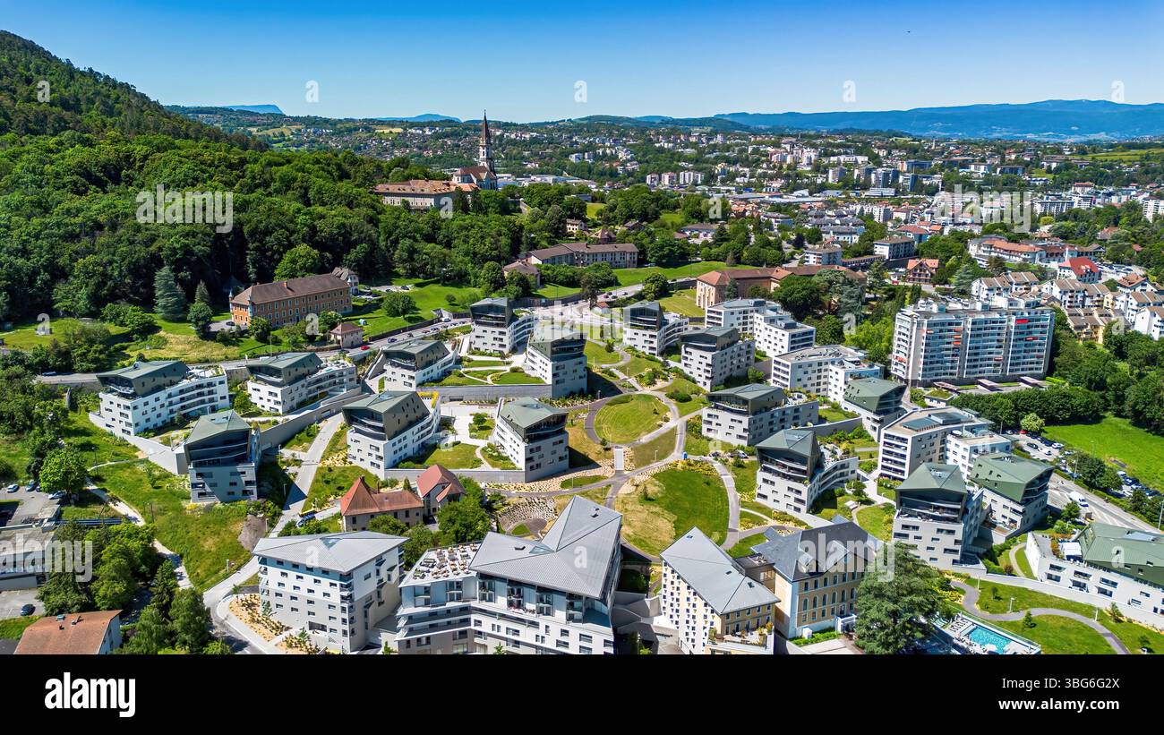 Vue aérienne d'un nouveau développement urbain à Annecy, ville lacustre située en haute-Savoie, Auvergne-Rhônes-Alpes, France Banque D'Images