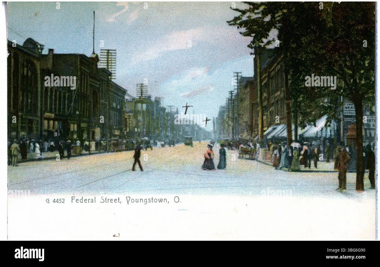 Vue colorisée de Federal Street à Youngstown, Ohio, montrant des piétons et un tramway au loin. La scène capture la vie urbaine du début du XXe siècle. Banque D'Images