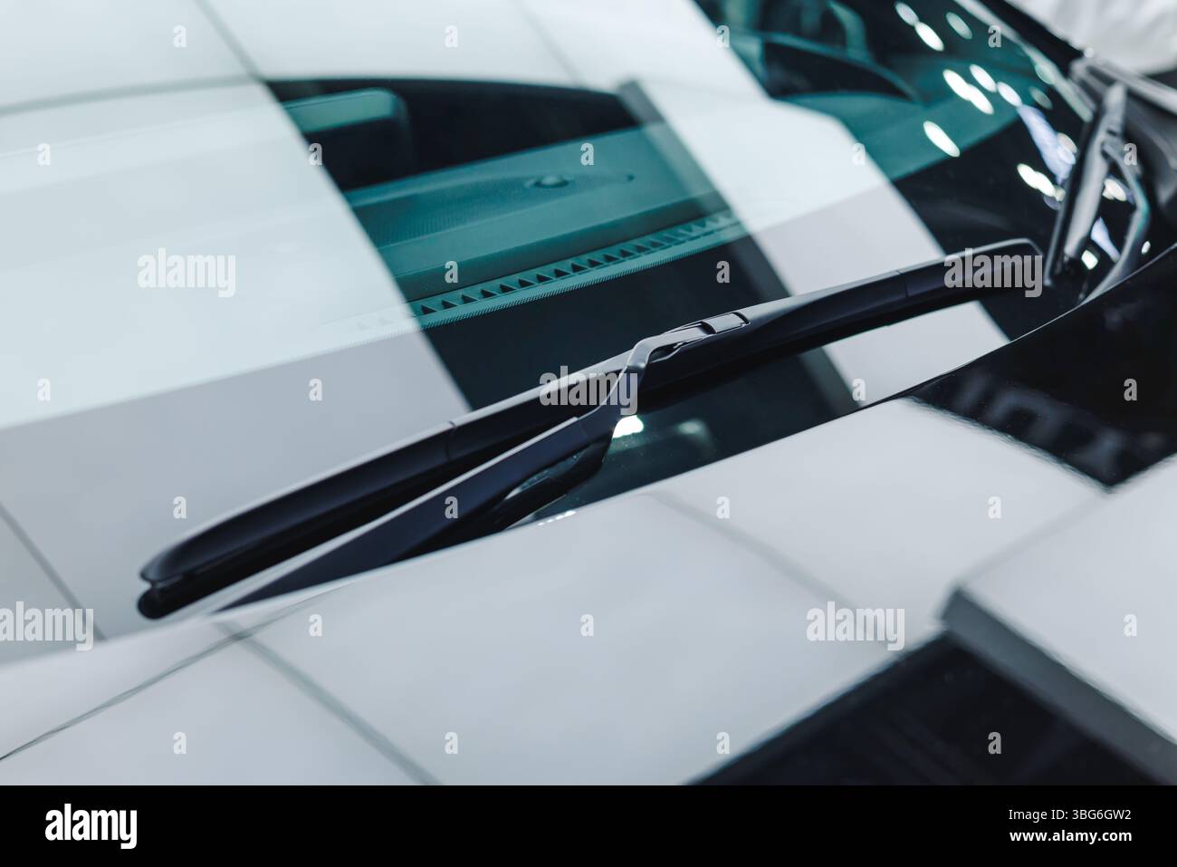 Essuie-glace en verre de police de voiture moderne Clean New gros plan Banque D'Images Essuie-glace en verre de police de voiture moderne Clean New gros plan Banque D'Images