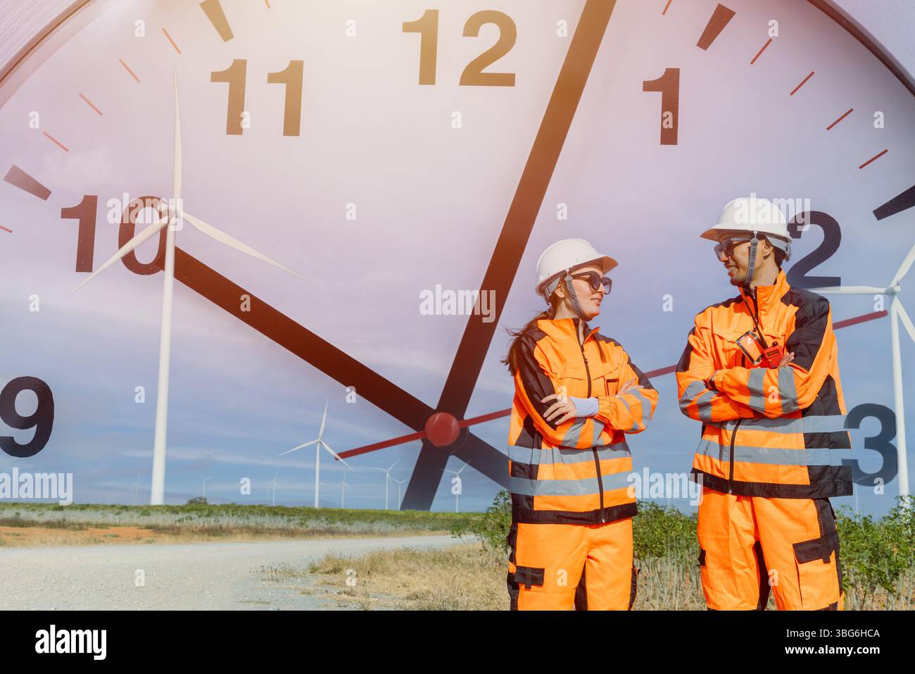 Ingénieur travailleur d'équipe travail d'équipe extérieur de turbine de vent superposition face de l'horloge de temps pour le temps d'économiser le concept d'énergie. Banque D'Images