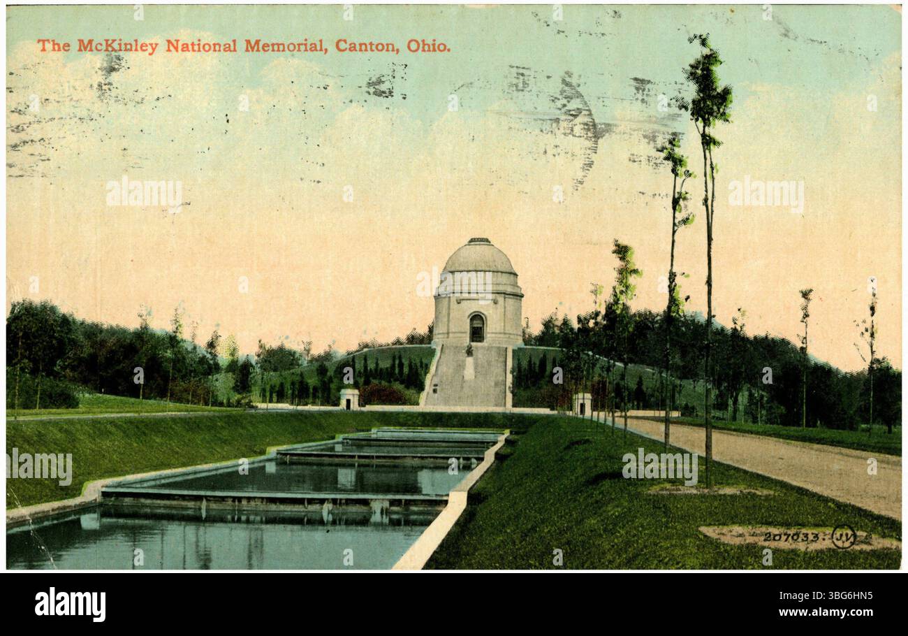Le Mémorial national McKinley de Canton, Ohio, construit en 1911, est un hommage au 25e président des États-Unis, William McKinley. La vue teintée à la main met en valeur le monument avec une piscine réfléchissante. Banque D'Images