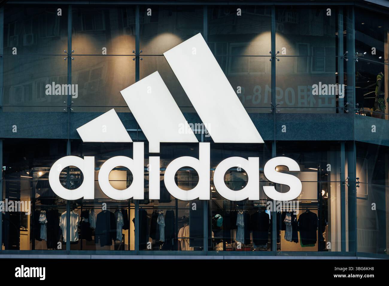 Chinese-Taipei. 19 avril 2025 : enseigne de magasin de détail Adidas, magasin de sport à shopping tous les magasins d'usine. Logo de la marque adidas Corporation Banque D'Images