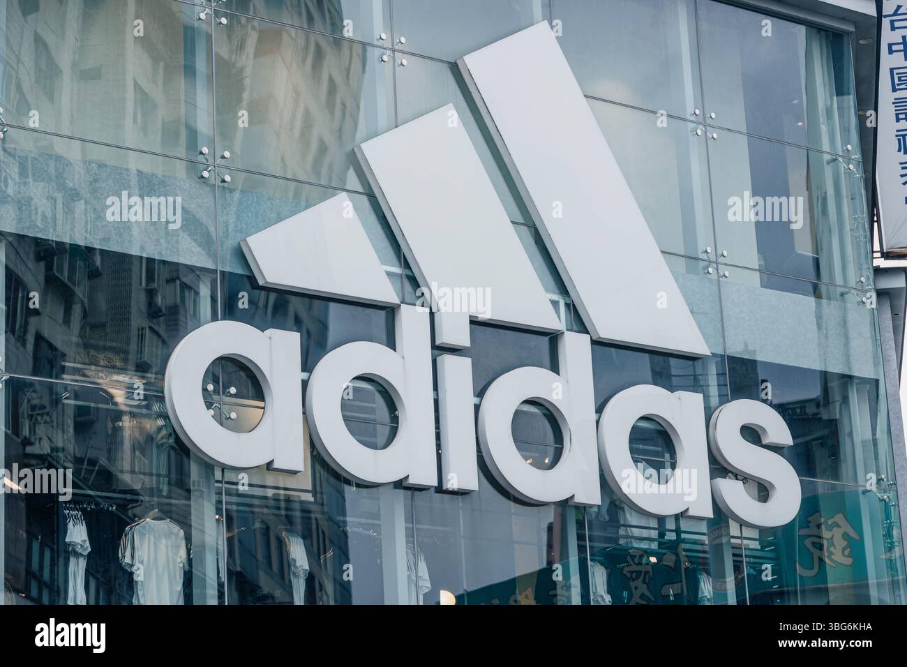 Chinese-Taipei. 19 avril 2025 : enseigne de magasin de détail Adidas, magasin de sport à shopping tous les magasins d'usine. Logo de la marque adidas Corporation Banque D'Images