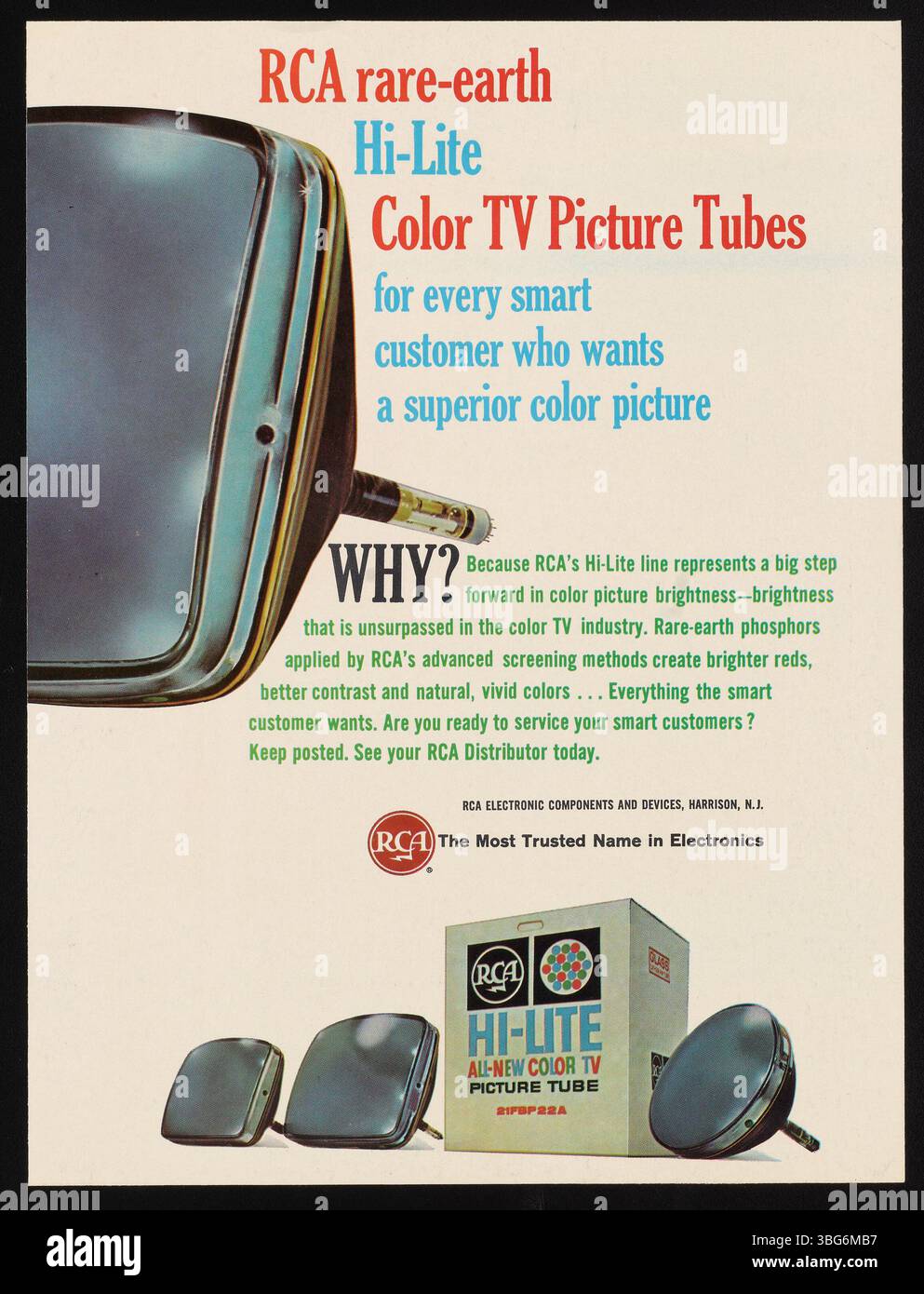 Cette publicité couleur 1966 fait la promotion de la gamme Hi-Lite de tubes d'image TV couleur de RCA. La publicité met l'accent sur leur luminosité supérieure, leur contraste élevé et leurs couleurs naturelles, renforcées par des phosphores de terres rares tels que l'oxysulfure d'yttrium activé à l'europium, améliorant ainsi l'efficacité lumineuse et la qualité d'image. Banque D'Images