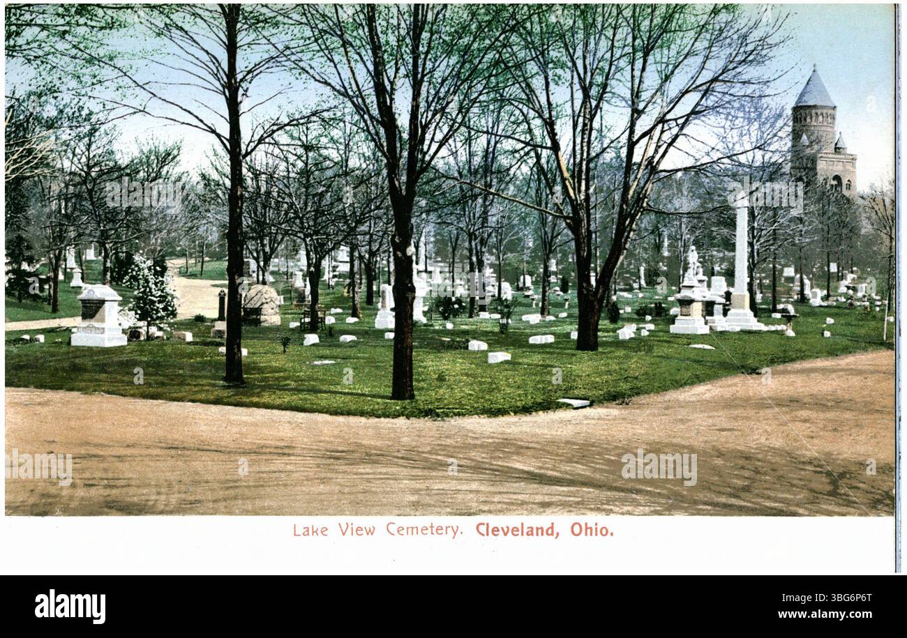 Vue du cimetière de Lake View à Cleveland, Ohio, avec le monument Garfield visible en arrière-plan. Le cimetière est un grand cimetière historique. Banque D'Images