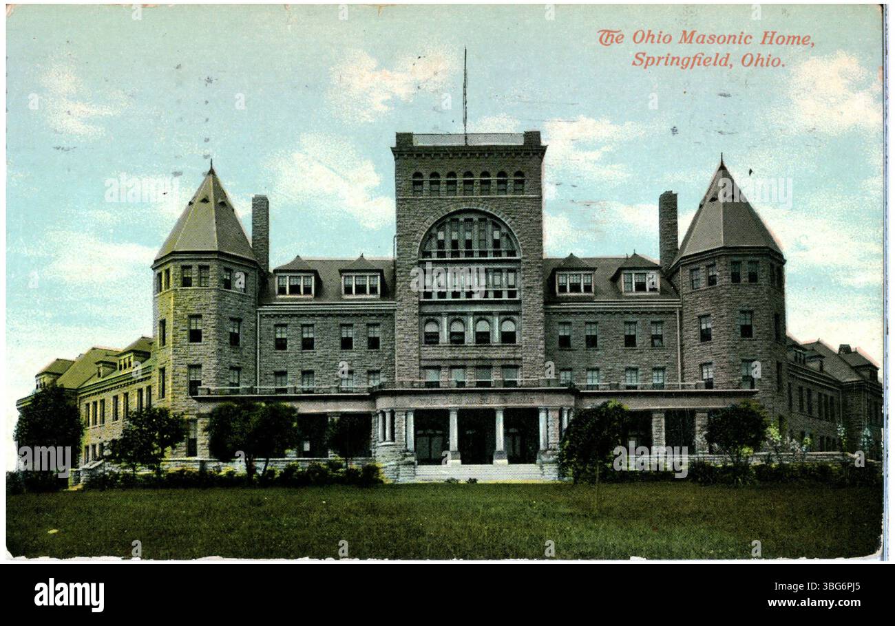 Cette photographie en couleur de 1912 montre la maison maçonnique de l'Ohio à Springfield, Ohio. Le grand bâtiment en pierre présente des tourelles et un portique, soulignant son style architectural du début du XXe siècle. Banque D'Images