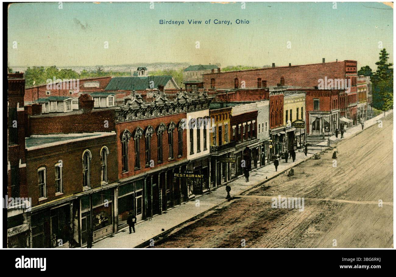Une vue panoramique montrant main Street, le centre-ville de Carey, Ohio, avec des entreprises comme Camp Restaurant, Reinhart's Racket Store, et le magasin 5 & 10 cents. Banque D'Images