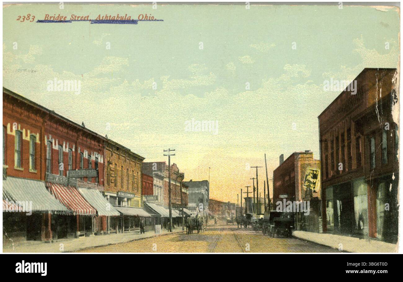 Une photographie de 1914 montrant le quartier des affaires de Bridge Street à Ashtabula, Ohio. L'image capture une devanture de magasin avec un auvent, reflétant l'architecture commerciale du début du XXe siècle. Banque D'Images