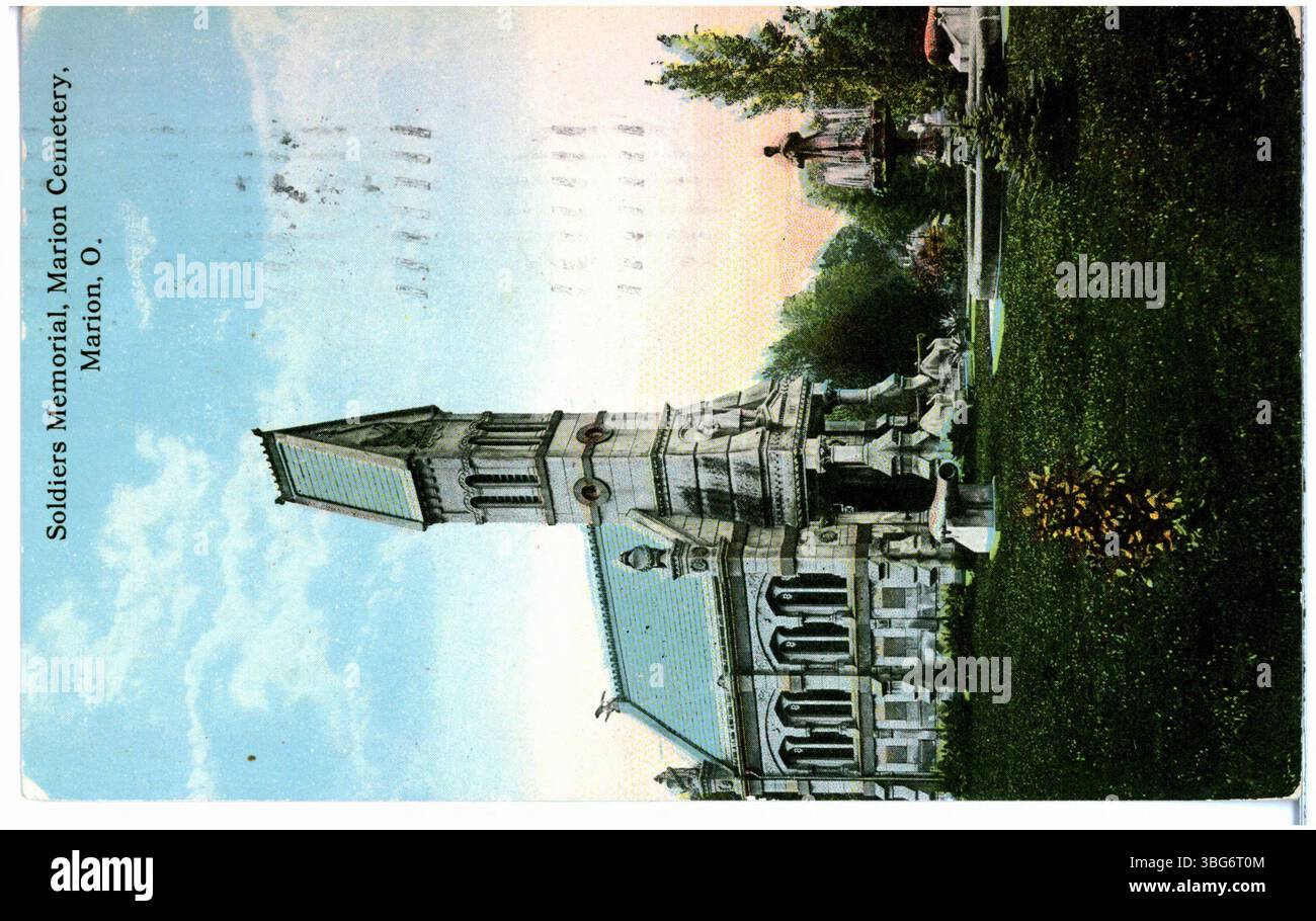 Une photographie en couleur de 1913 du Soldiers Memorial au cimetière de Marion, Ohio, représentant un bâtiment de style mausolée en pierre avec un clocher, une fontaine et des canons devant, symbolisant les honneurs militaires et la commémoration. Banque D'Images