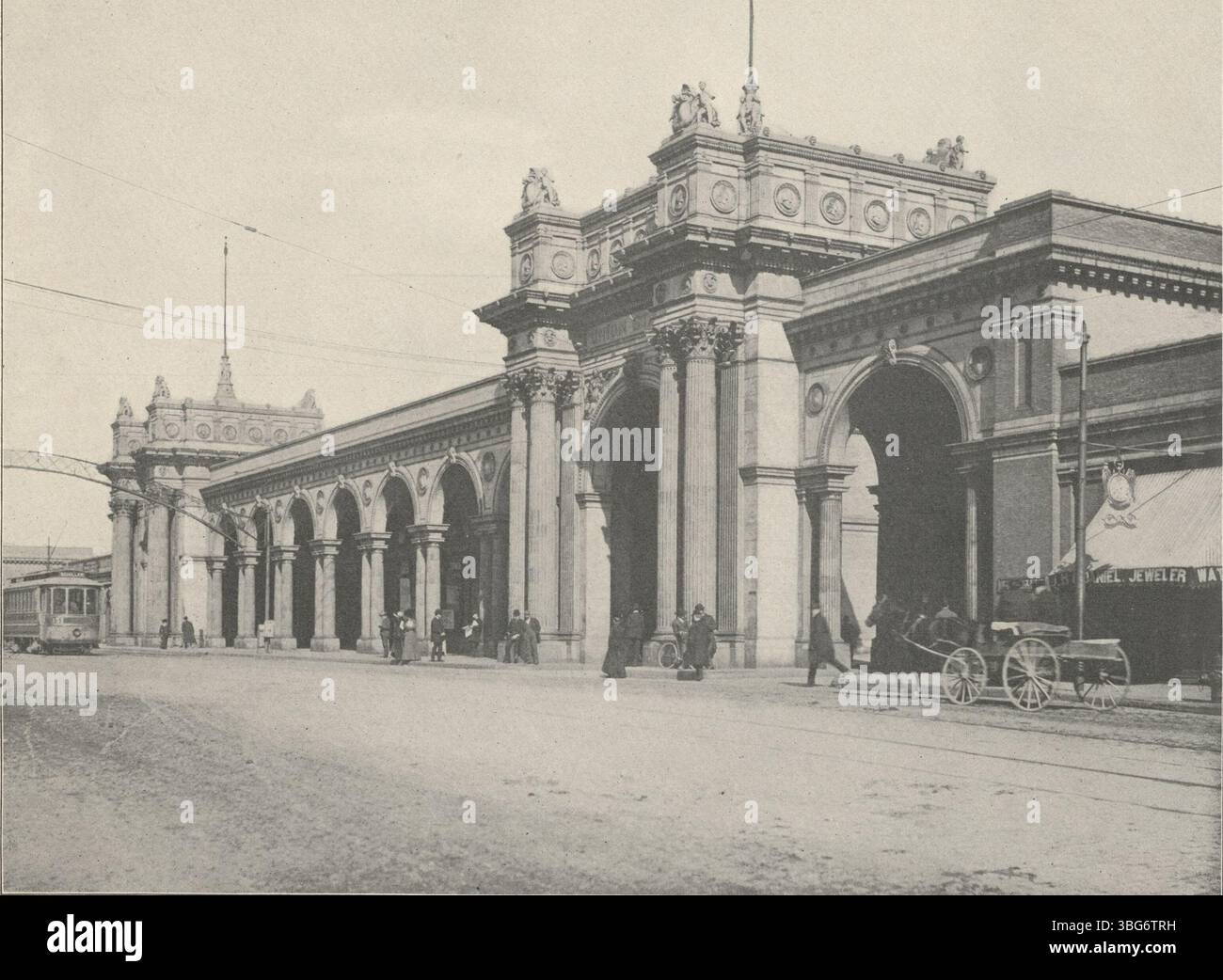 Cette photographie d'environ 1903 montre l'entrée de la Third Union Station à Columbus, Ohio. Conçu par l'architecte Daniel Hudson Burnham, il a ouvert en 1897 et a été démoli en 1976. La façade de style Beaux Arts faisait face à North High Street, avec le dépôt en dessous au niveau de la piste. Banque D'Images