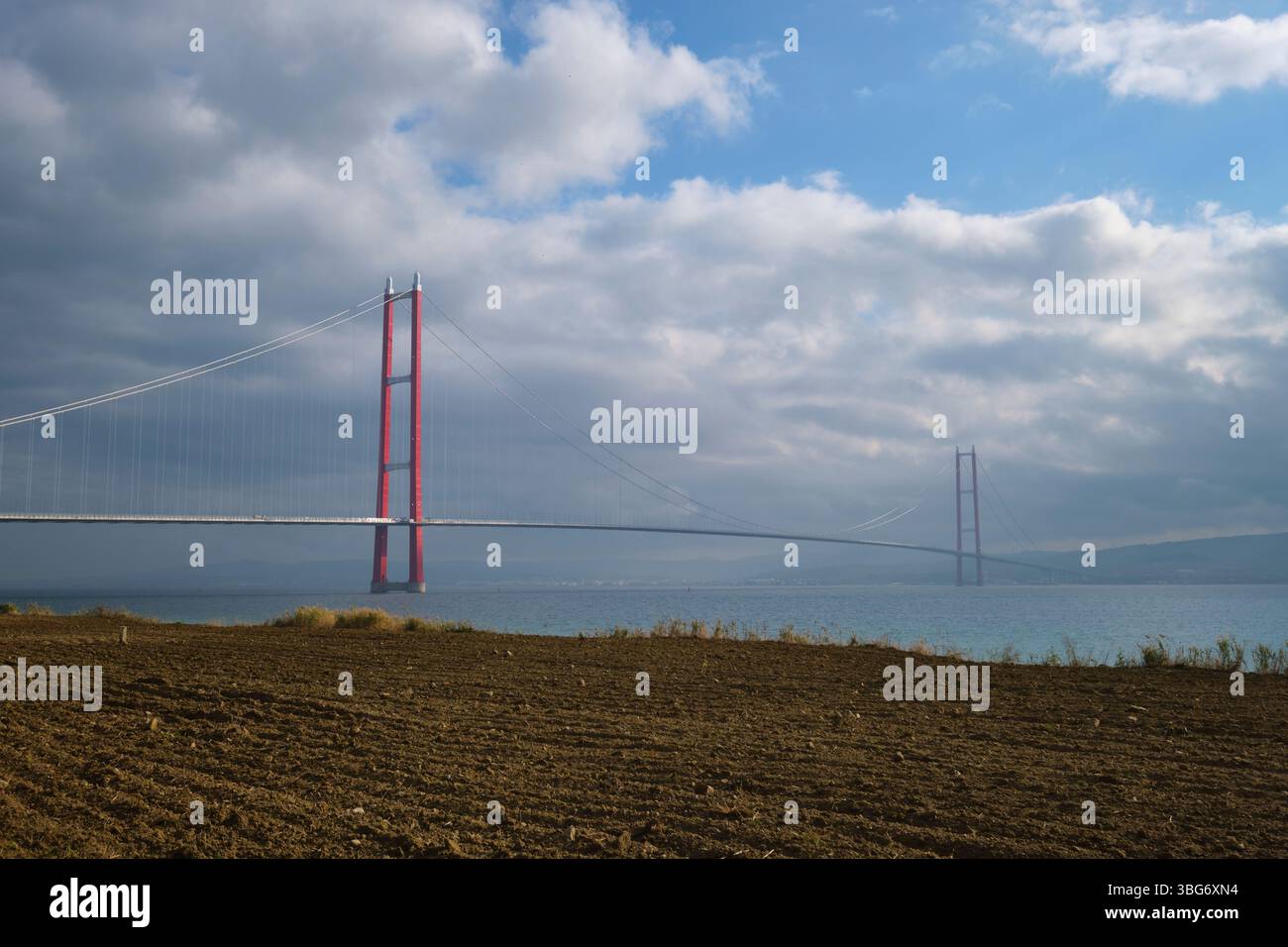 Vue du nouveau pont suspendu Canakkale, achevé en 2022, 1915. Rouge, fait d'acier et un record pour la plus longue portée dans le monde. Banque D'Images