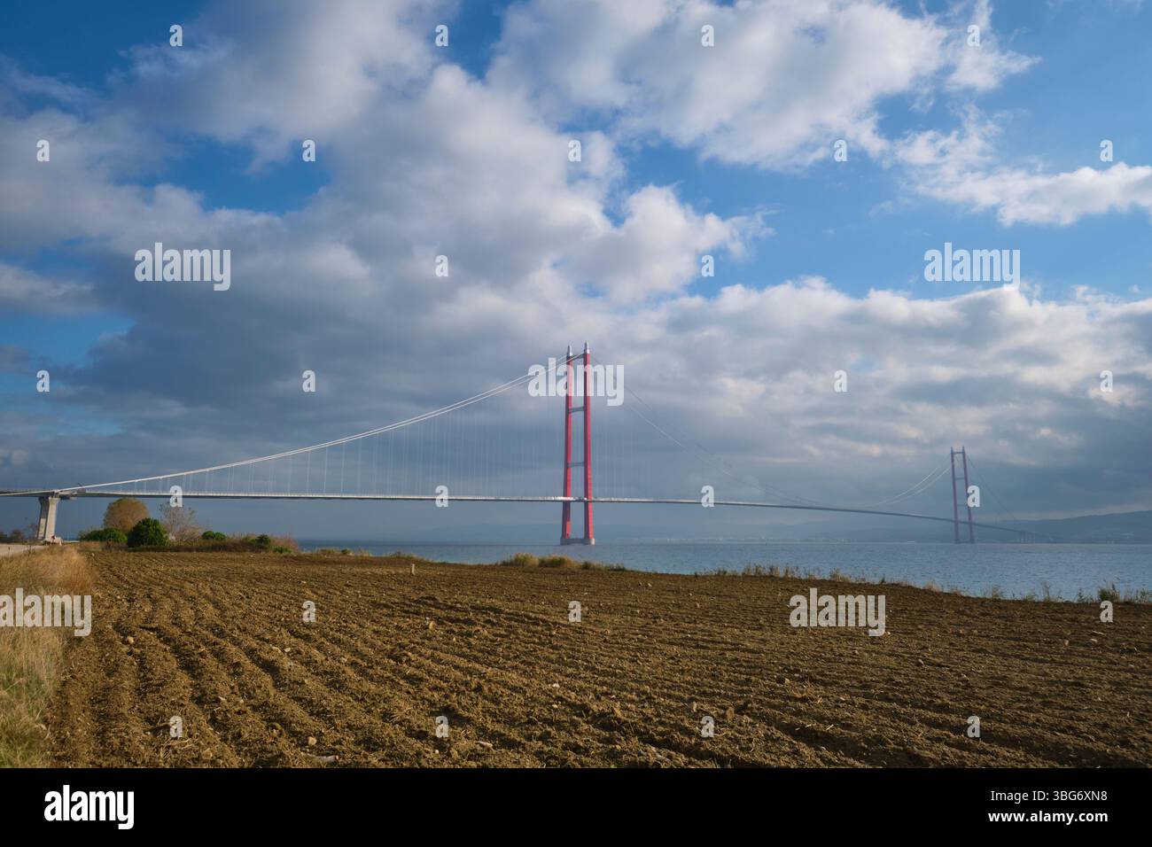 Vue du nouveau pont suspendu Canakkale, achevé en 2022, 1915. Rouge, fait d'acier et un record pour la plus longue portée dans le monde. Banque D'Images