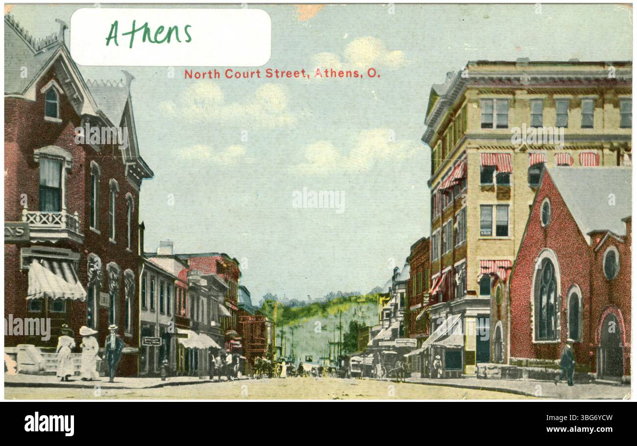 Cette image de North court Street à Athens, Ohio, montre l'église presbytérienne sur la droite et la banque nationale d'Athènes juste à côté. L'église a été construite en 1903, et la banque en 1905. Banque D'Images