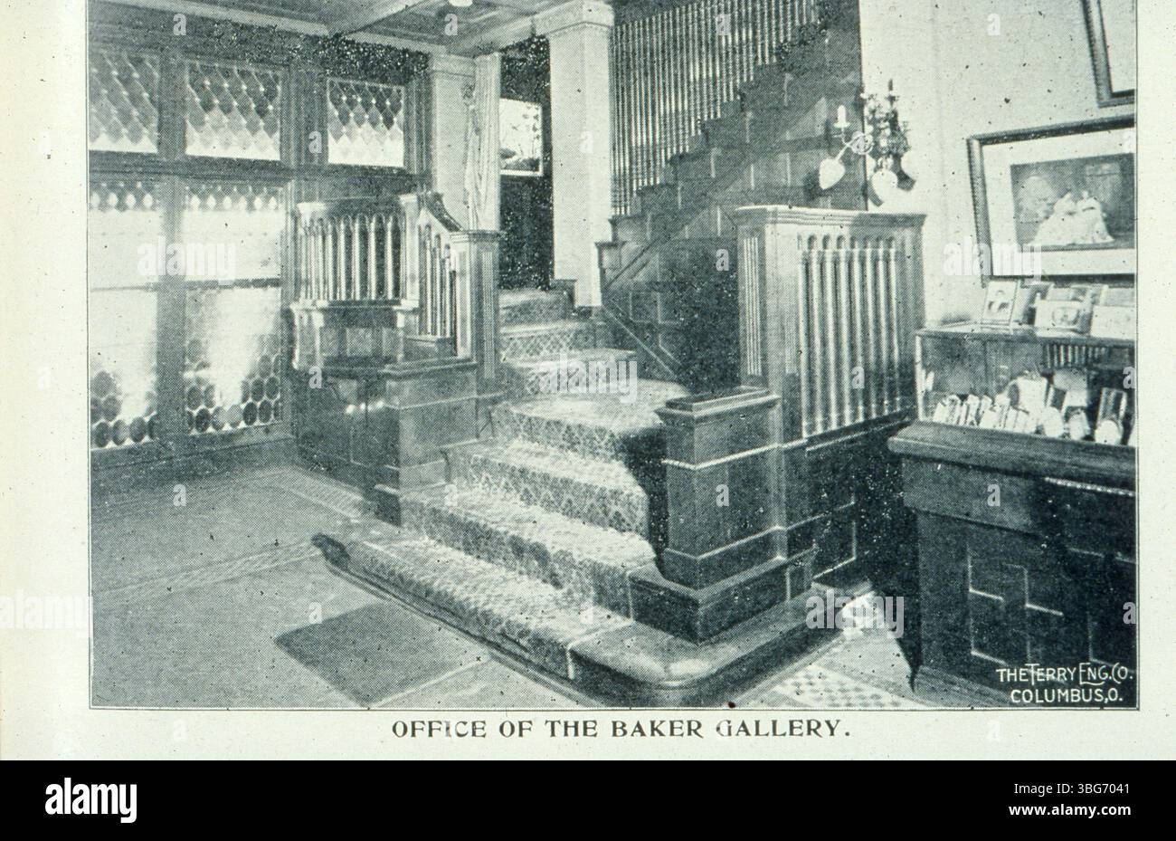 Cette photographie de 1898 montre l'intérieur du studio de photographie de Baker's Art Gallery à Columbus, Ohio, avec vue sur un escalier, un bureau et une salle de réception. Fondée par Lorenzo M. Baker en 1863, la galerie a fonctionné jusqu'en 1955, passant des daguerréotypes aux photographies. Banque D'Images