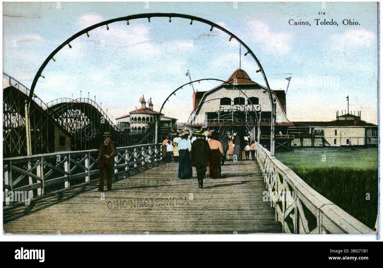 Une vue de 1909 du Casino de Toledo, Ohio, situé sur les rives du lac Érié. L'image capture des arches électriques, des montagnes russes et la jetée, mettant en évidence la destination de divertissement populaire en bord de mer. Banque D'Images