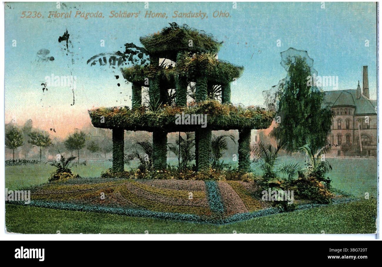 Une photographie de 1912 montrant la sculpture du jardin de la pagode florale située sur le terrain de la maison du soldat à Sandusky, Ohio. La sculpture est une caractéristique ornementale du jardin conçue pour rehausser la beauté de l'espace. Banque D'Images