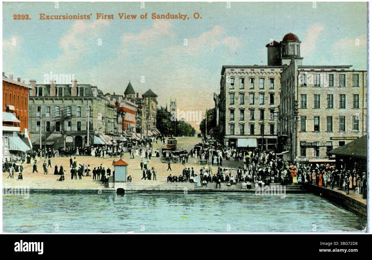 Cette image capture la première vue de Sandusky, Ohio, vue depuis le pont d'un bateau d'excursion sur le lac Érié, à l'approche du débarquement du bateau de Cedar point, offrant une perspective panoramique de la ville riveraine. Banque D'Images