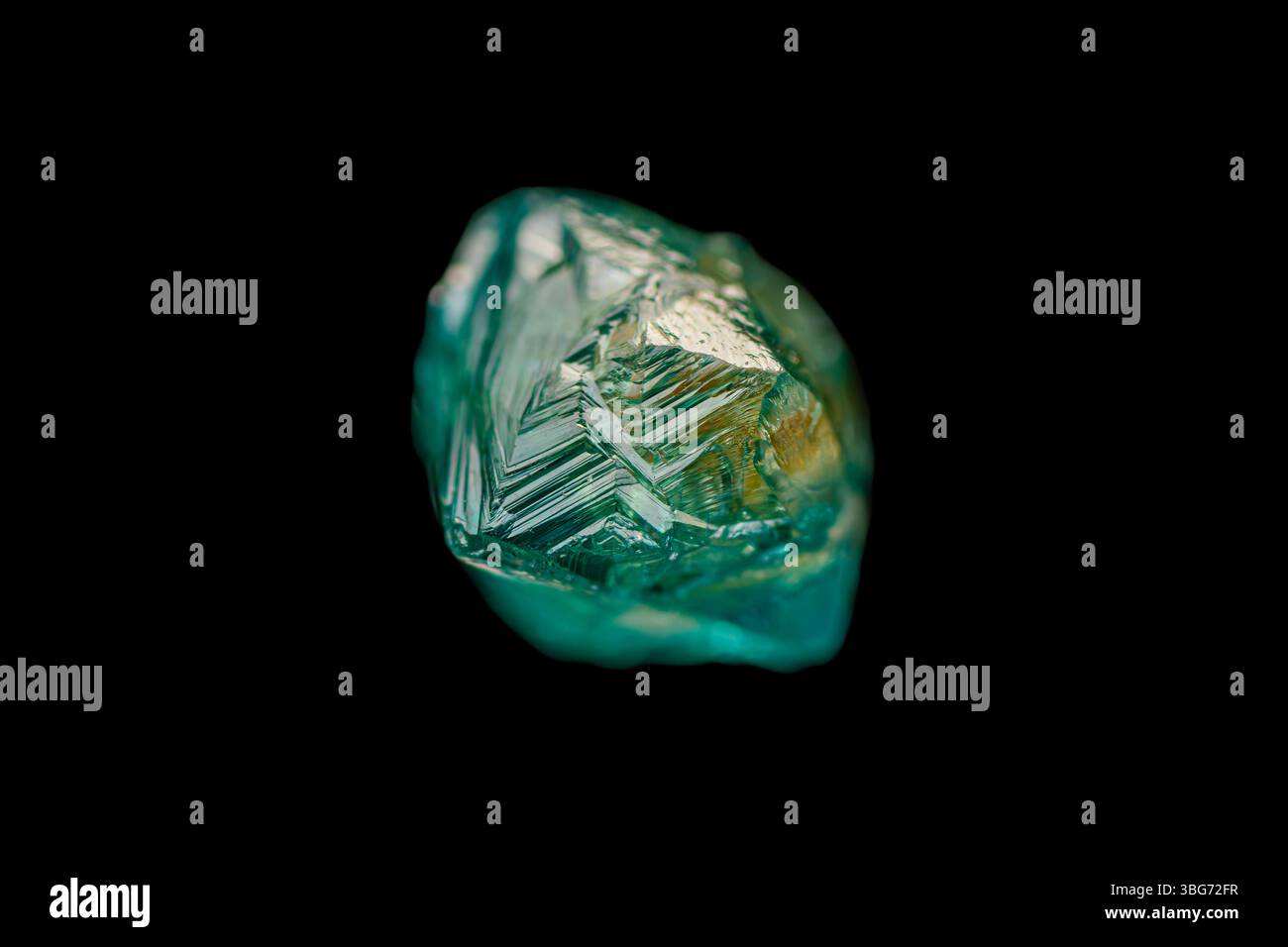 Cristal de diamant bicolore naturel brut rare sur fond sombre Banque D'Images