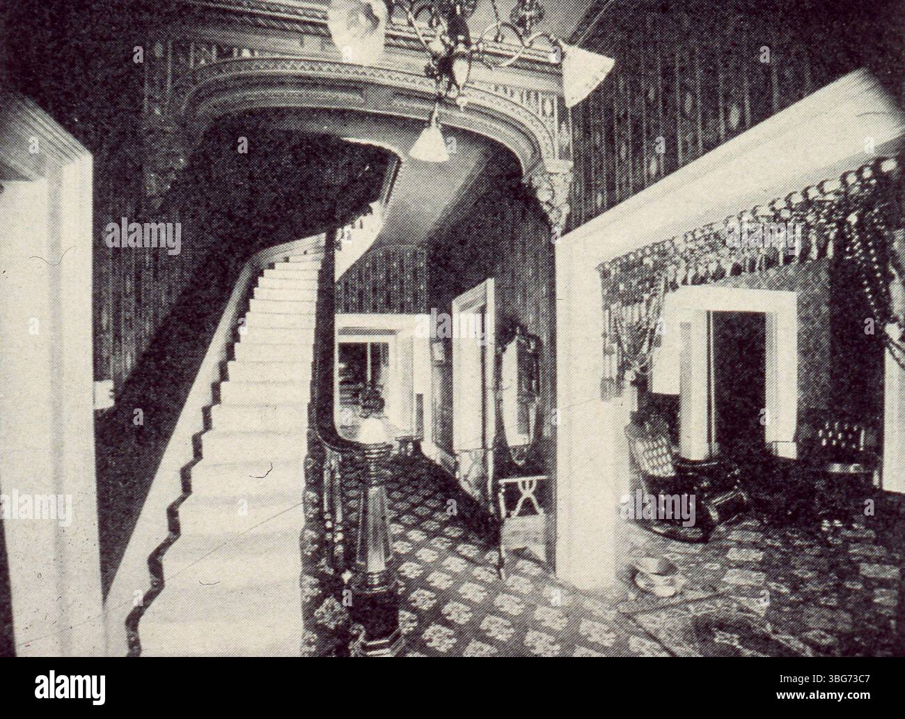 Cette photographie de 1897 montre l'intérieur du Elks Lodge #37 à Columbus, Ohio. Le Lodge, créé en 1885, était logé dans un bâtiment construit en 1863 et acheté par les Elks en 1900. Le Lodge a ensuite été démoli en 1927 après avoir déménagé dans un nouvel emplacement. Banque D'Images