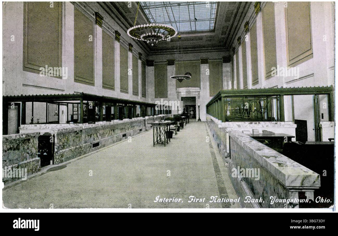 Vue en noir et blanc de l'intérieur de la First National Bank à Youngstown, Ohio, capturée en 1915. La photo met en valeur le design et l'ameublement de la banque. Banque D'Images