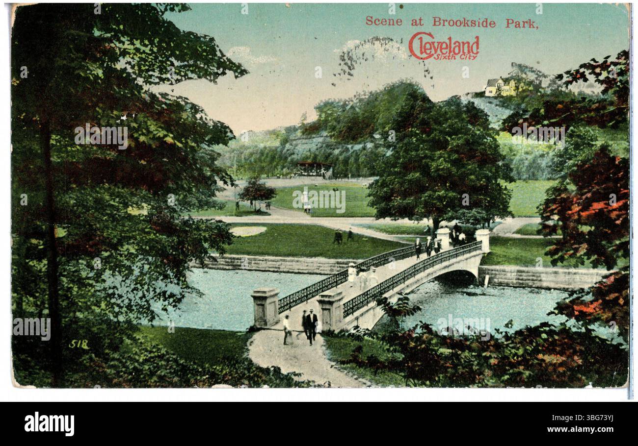 Une scène paisible de 1917 au Brookside Park à Cleveland, Ohio, montre des promeneurs marchant le long de sentiers et traversant des ponts au-dessus de Big Creek dans le cadre du parc urbain. Banque D'Images