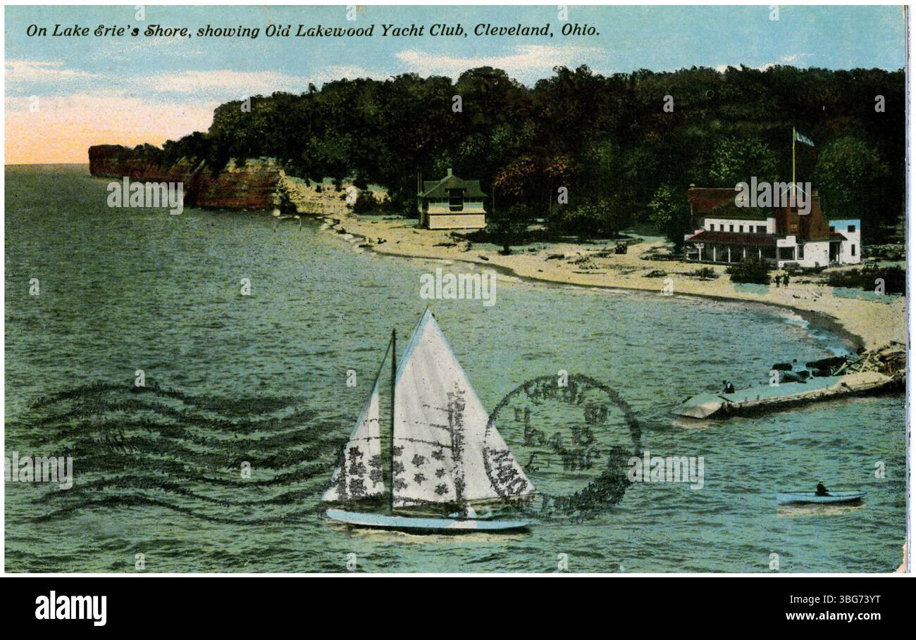 Une vue de 1911 du Old Lakewood Yacht Club sur la rive du lac Érié à Cleveland, Ohio. L'image montre un voilier sur l'eau avec le bâtiment du yacht club en arrière-plan. Banque D'Images