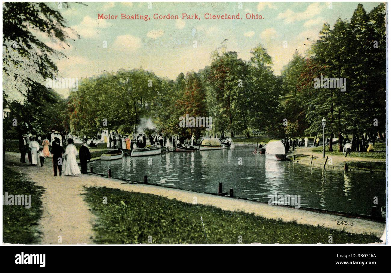 Une photographie en couleur de 1913 montrant un bateau à moteur sur un canal à Gordon Park, Cleveland, Ohio, avec un sentier et des piétons. Banque D'Images