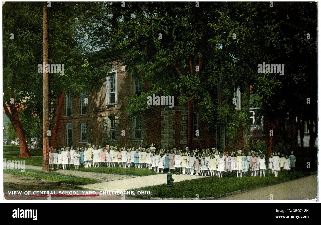 Une vue historique de Central School Yard à Chillicothe, Ohio, montrant les élèves sur le terrain. La photo capture la vie quotidienne à l'école, reflétant l'environnement éducatif du début du XXe siècle. Banque D'Images