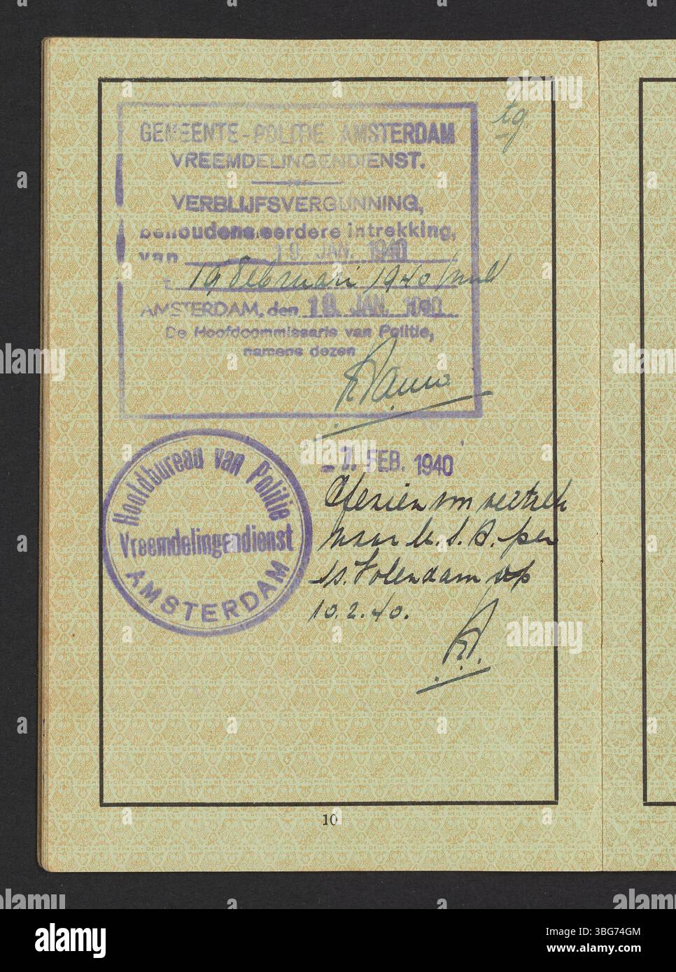 Le passeport allemand du Reich de Georg Bredig, daté d'août 1939, l'identifie comme un chimiste allemand de premier plan dans les domaines des catalyseurs et de l'électrochimie. Connu pour avoir développé la méthode Arc de Bredig, Bredig a apporté des contributions significatives à l'étude des métaux colloïdaux. Banque D'Images