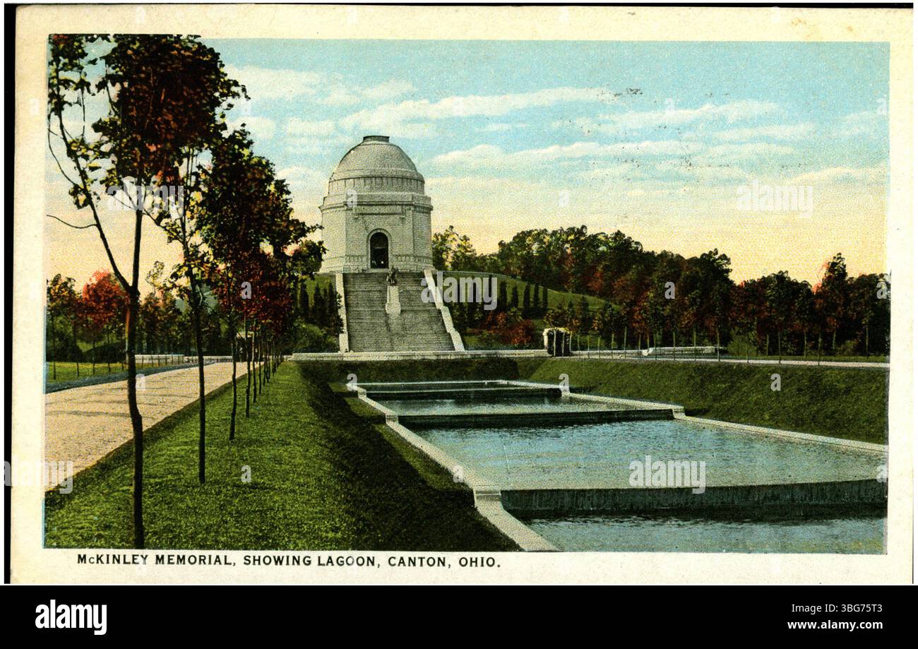 Une impression couleur de 1924 du Mémorial McKinley à Canton, Ohio, montrant le monument à distance, avec une passerelle et un lagon au premier plan. Cette image offre une vue panoramique du mémorial. Banque D'Images