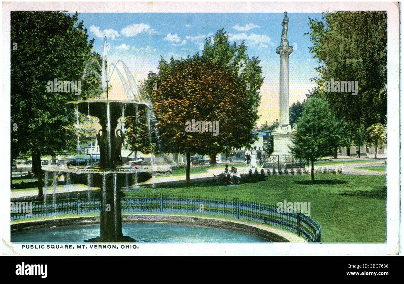 Une impression couleur de 1919 de public Square à Mt. Vernon, Ohio, montrant un parc avec une fontaine et un monument de soldat. Banque D'Images